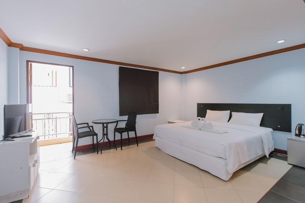 sunstar palace patong Room Type - Standard Double Room, 1 King Bed, Non Smoking, City View sunstar palace patong Room Type - Standard Double Room, 1 King Bed, Non Smoking, City View