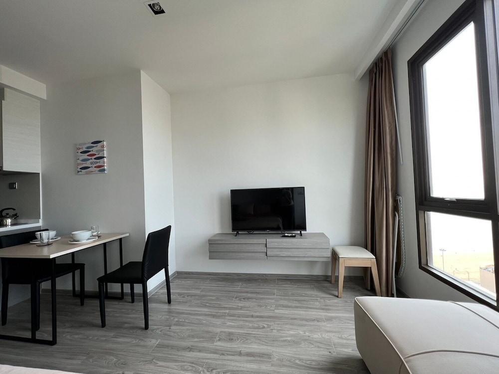 AERAS Beachfront Jomtien Pattaya - Tap to explore photos