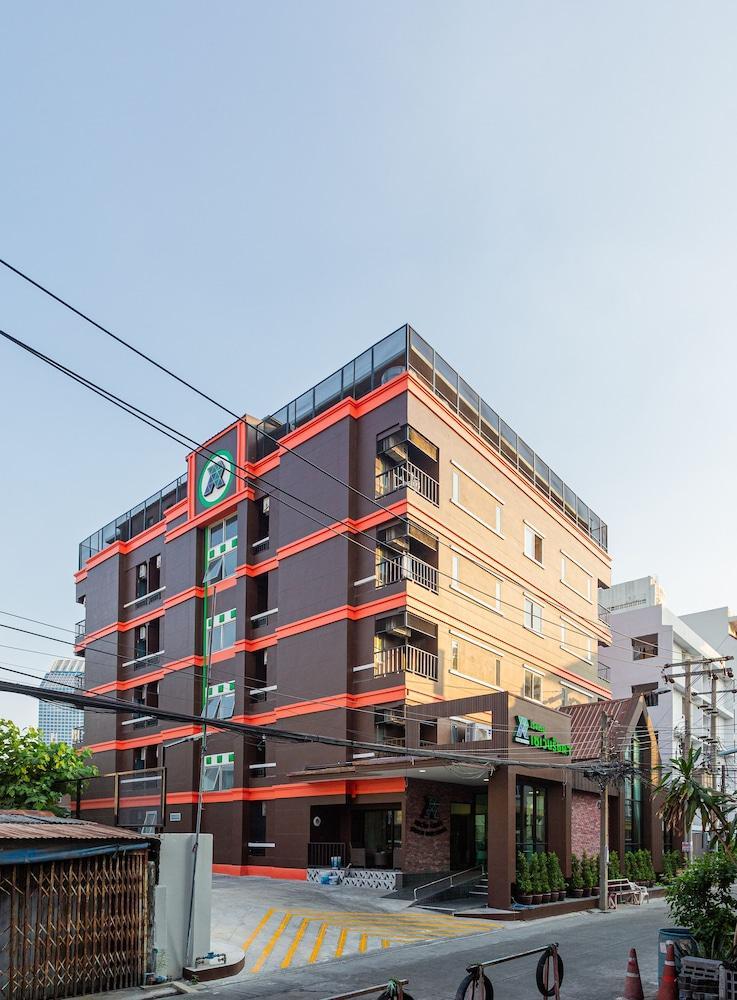 S7VEN RATCHADA HOTEL - Tap to explore photos