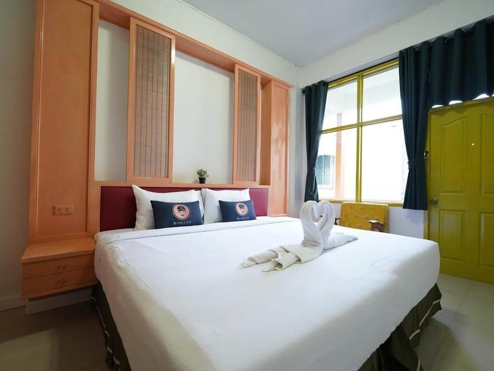 RoomQuest Hotel Pratunam - Tap to explore photos
