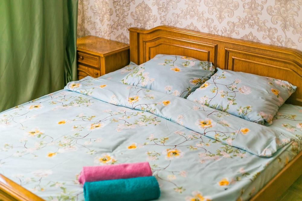 Apartment on Tryokhgorny Val - Tap to explore photos