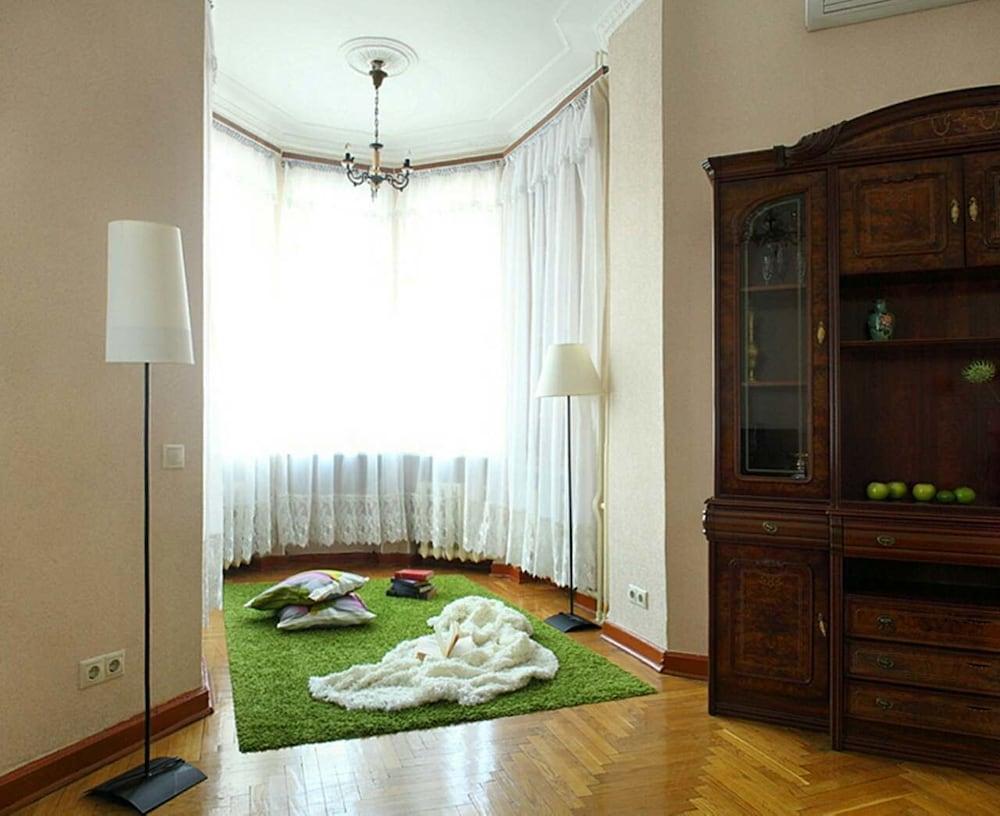 Apartment Nice on Sadovaya-Triumfalnaya - Tap to explore photos