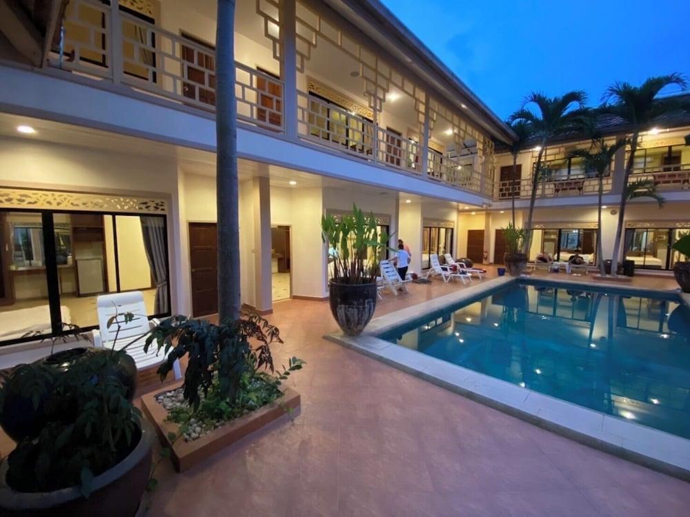 The Royal Seabreeze Pool Villa Pattaya - Tap to explore photos