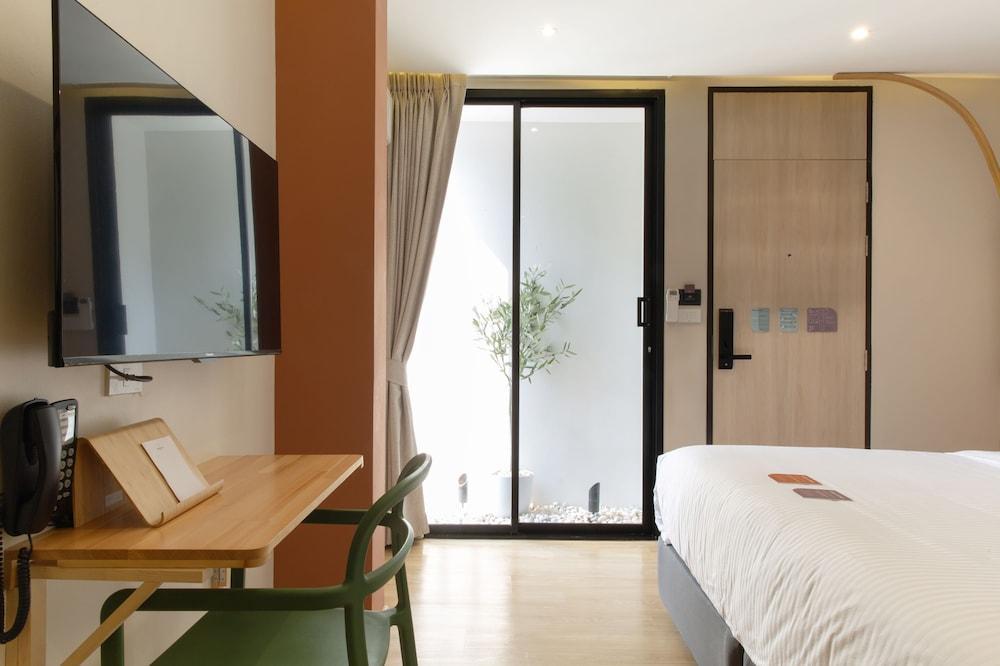 Double B Hostel Room Type - Basic Room, 1 King Bed, Non Smoking, Ensuite Double B Hostel Room Type - Basic Room, 1 King Bed, Non Smoking, Ensuite