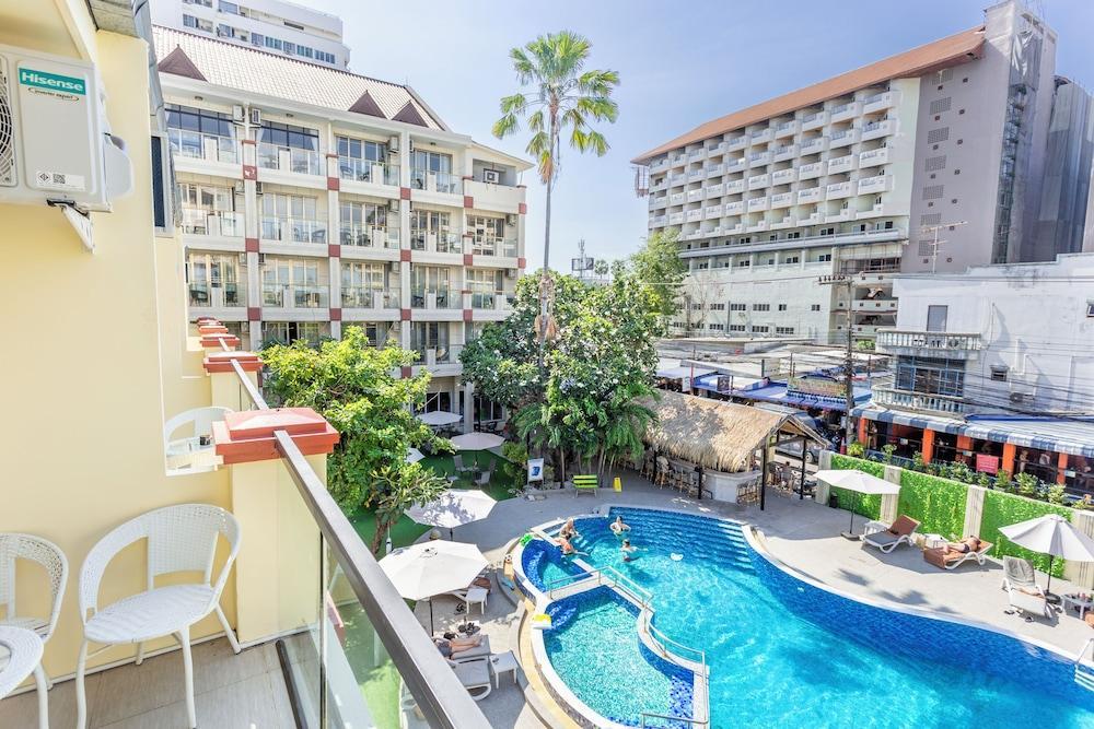 Mermaid Beach Resort - 100m to Beach, Saltwater Pool & BeerGarden Room Type - Superior Double or Twin Room, Pool View Mermaid Beach Resort - 100m to Beach, Saltwater Pool & BeerGarden Room Type - Superior Double or Twin Room, Pool View