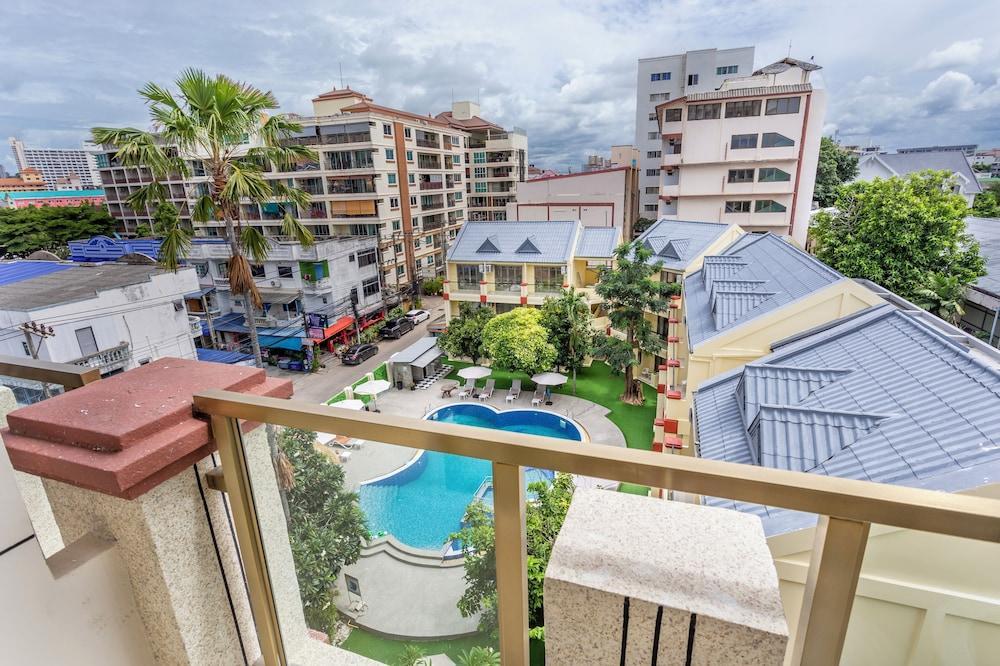 Mermaid Beach Resort - 100m to Beach, Saltwater Pool & BeerGarden Room Type - Deluxe Double Room, Pool View