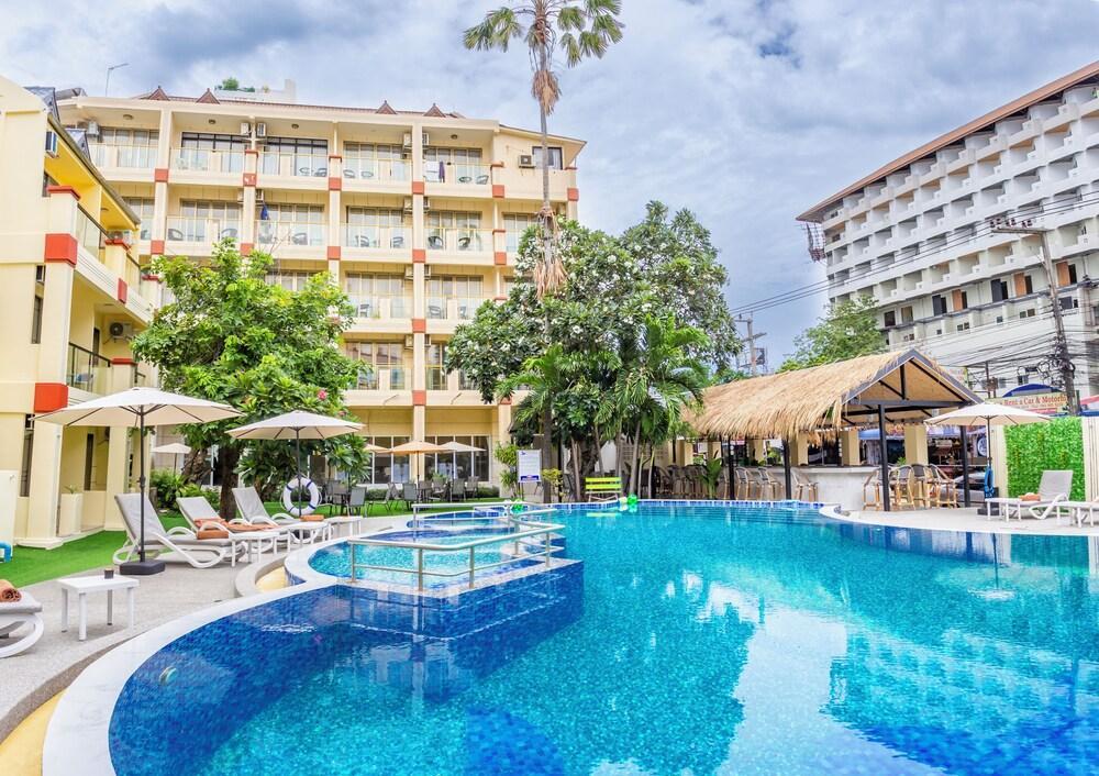 Mermaid Beach Resort - 100m to Beach, Saltwater Pool & BeerGarden