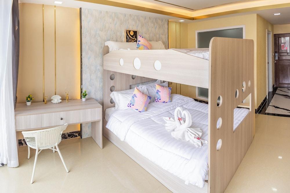 Mermaid Beach Resort - 100m to Beach, Saltwater Pool & BeerGarden Room Type - Family Room, Sea View