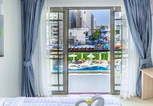 Mermaid Beach Resort - 100m to Beach, Saltwater Pool & BeerGarden - Tap to explore photos