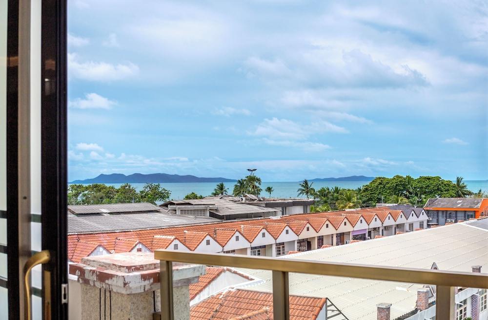 Mermaid Beach Resort - 100m to Beach, Saltwater Pool & BeerGarden Room Type - Deluxe Double Room, Sea View
