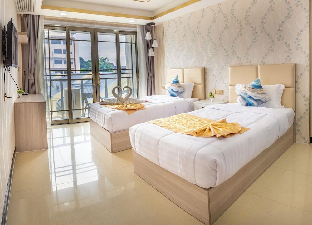 Mermaid Beach Resort - 100m to Beach, Saltwater Pool & BeerGarden Room Type - Superior Twin Room, Courtyard View