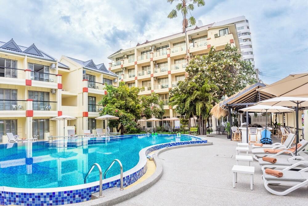 Mermaid Beach Resort - 100m to Beach, Saltwater Pool & BeerGarden - Tap to explore photos