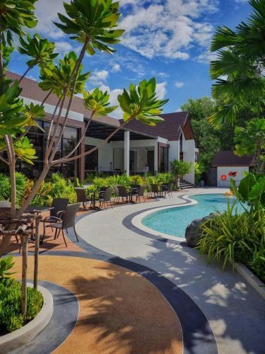 Kastel Hotel Pattaya by Loft Bangkok - Tap to explore photos