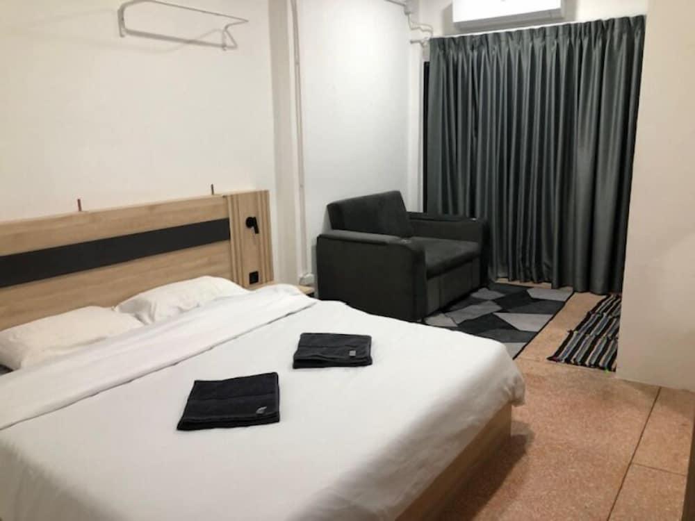 Urban Jungle Hostel Room Type - Superior Double Room