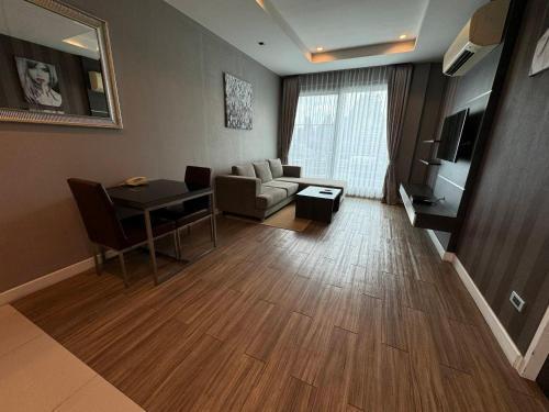 J RESIDENCE THONGLOR 8 - Tap to explore photos