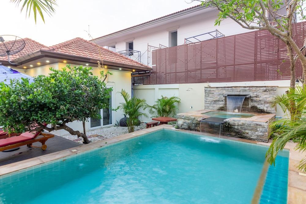 Seaside Villa 2 Pools beach at 50m