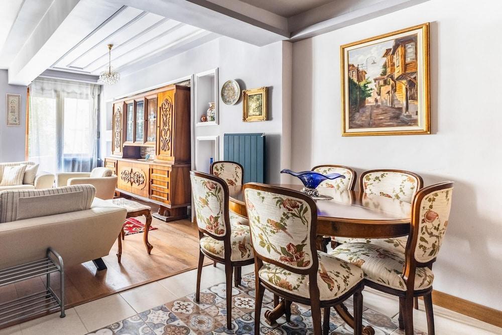 Classic Flat w Balcony 7 min to Capitol Mall - Tap to explore photos