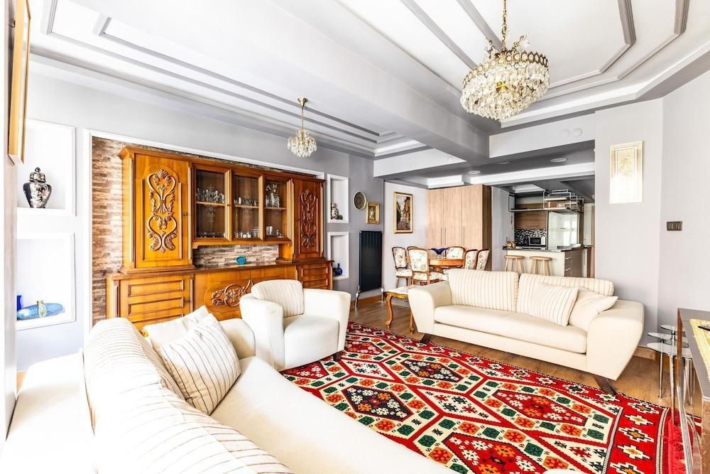 Classic Flat w Balcony 7 min to Capitol Mall - Tap to explore photos