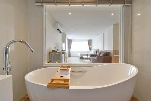 Ratchathewi Hyde Away Room Type - Deluxe King Room
