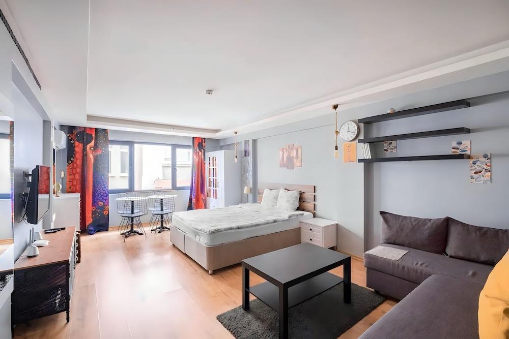 HANDMADE Room Type - City Apartment
