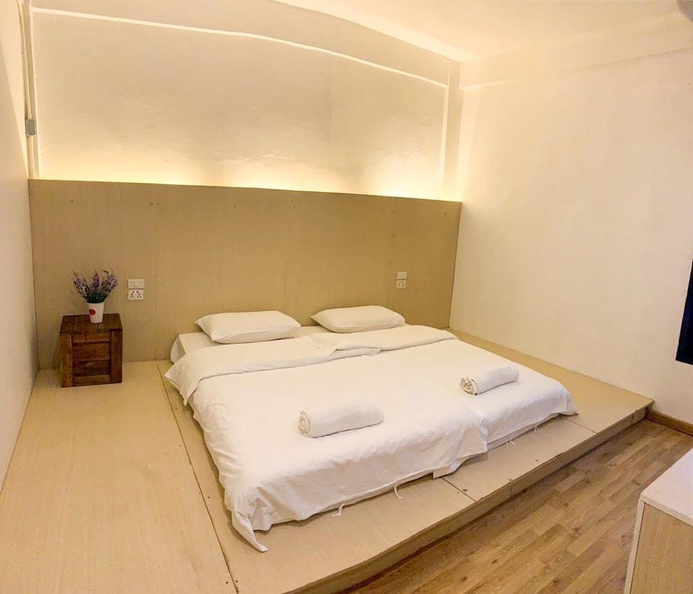 Bed To Bangkok - Hostel Room Type - Private King Size Bed Shared Bathroom