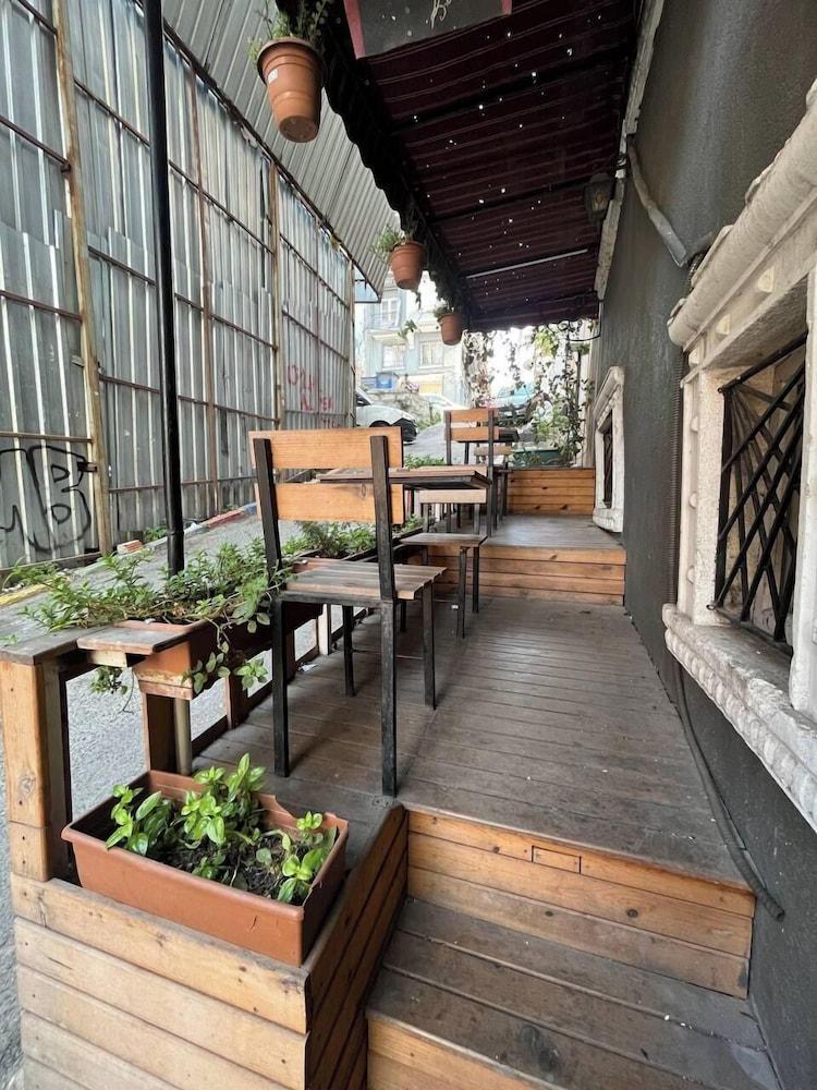 Lovely coy flat in Taksim - Tap to explore photos