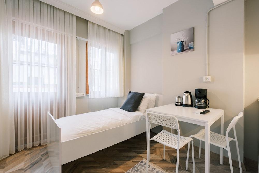 Studio With a Sea View Balcony in Bakirkoy - Tap to explore photos