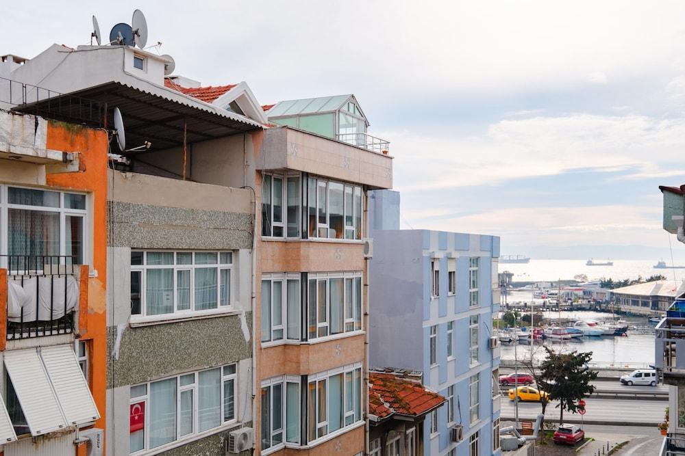 Studio With a Sea View Balcony in Bakirkoy
