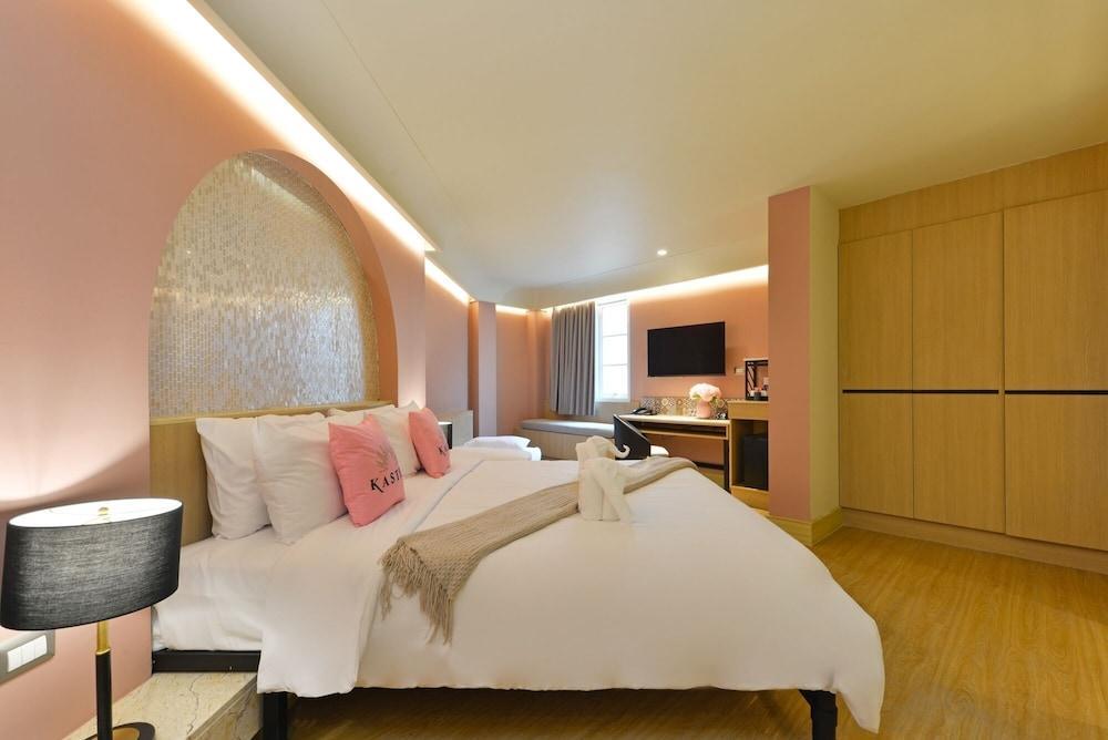 Kastel Bangkok Hotel Room Type - Grand Executive Room with bathtub