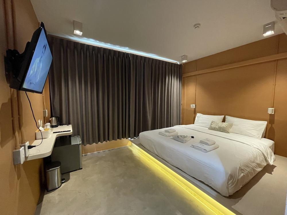 The Palette Bangkok Hotel - Self check-in after 10 pm - Tap to explore photos