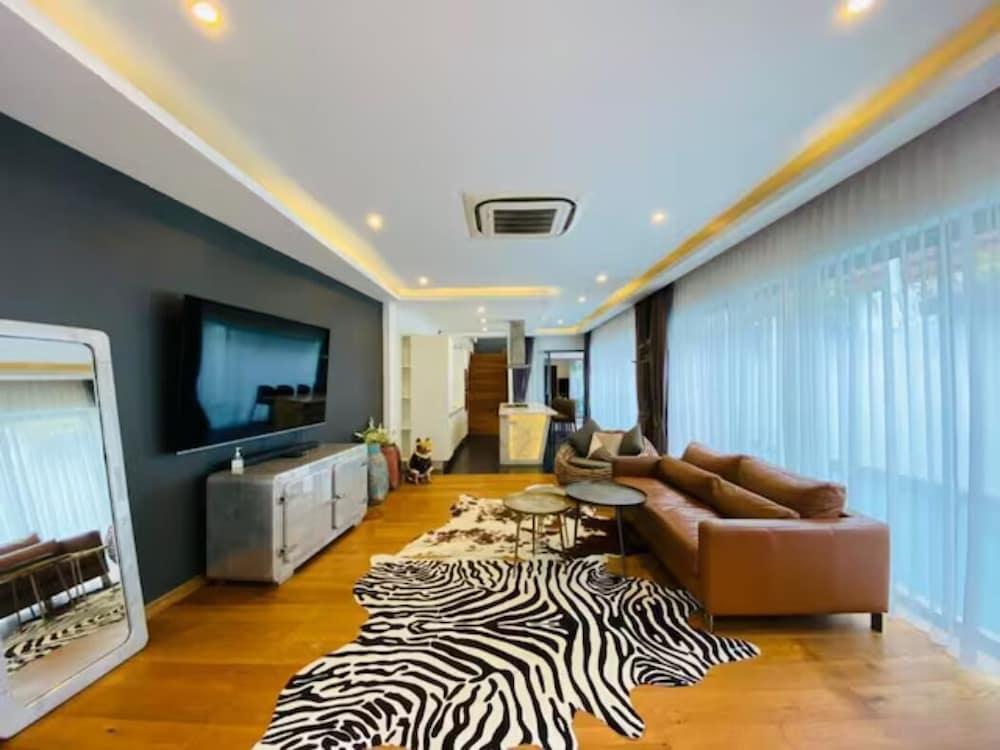 Pattana Villa - Tap to explore photos