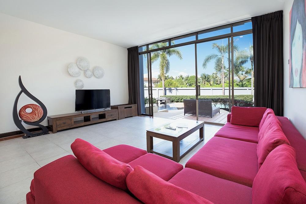 Designer 3BR Pool Access Villa Argent 8