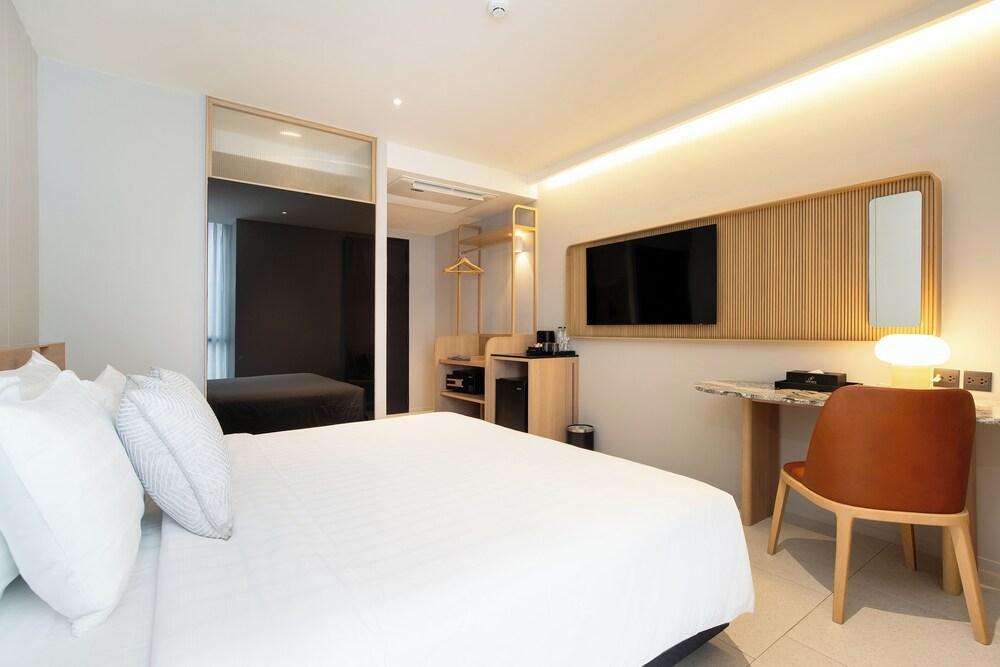 Saan Hotel Sathorn Room Type - Deluxe King Room