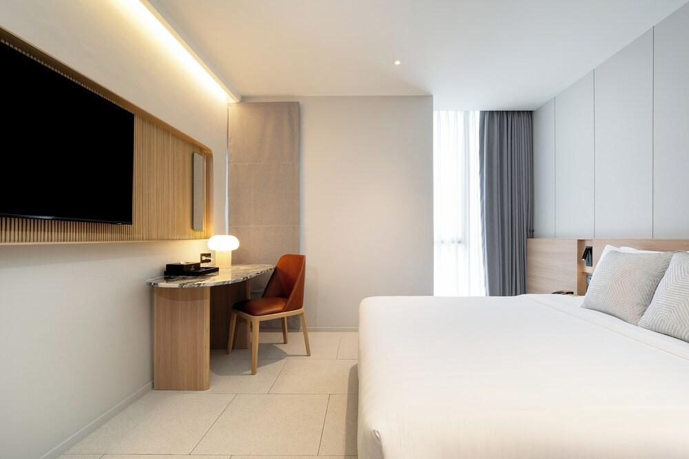 Saan Hotel Sathorn - Tap to explore photos