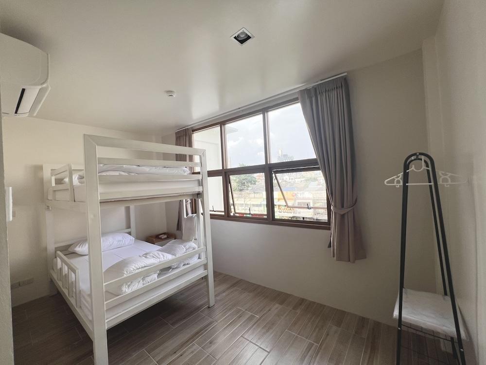 Krung Tone Hostel Room Type - Twin Room