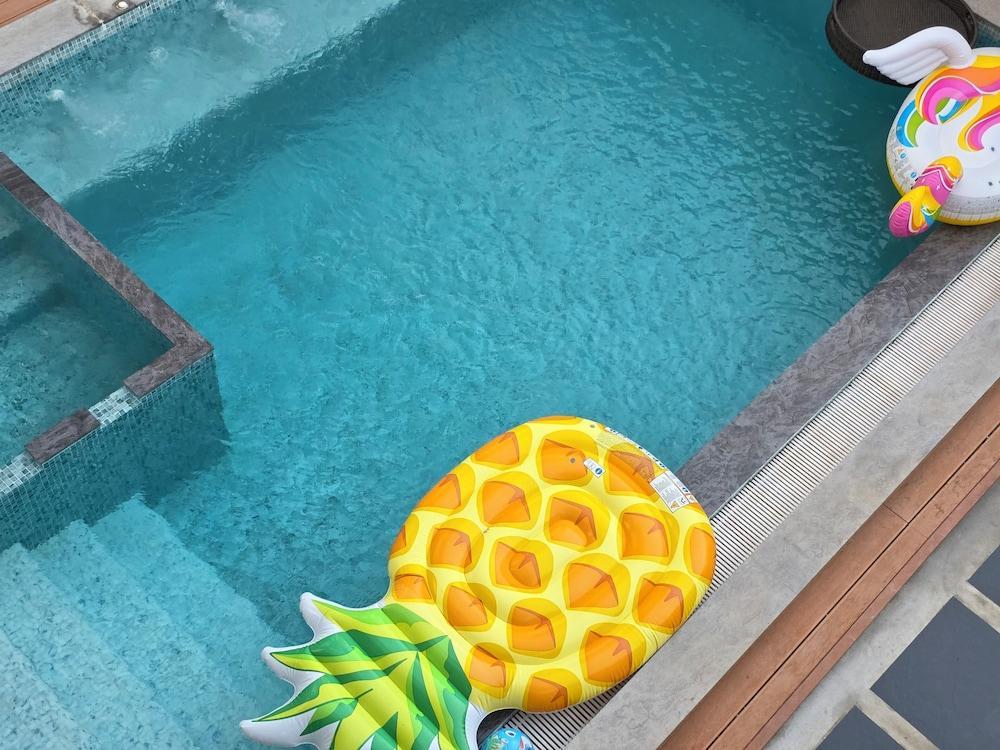 Majestic Seaside Pool Villa - Tap to explore photos