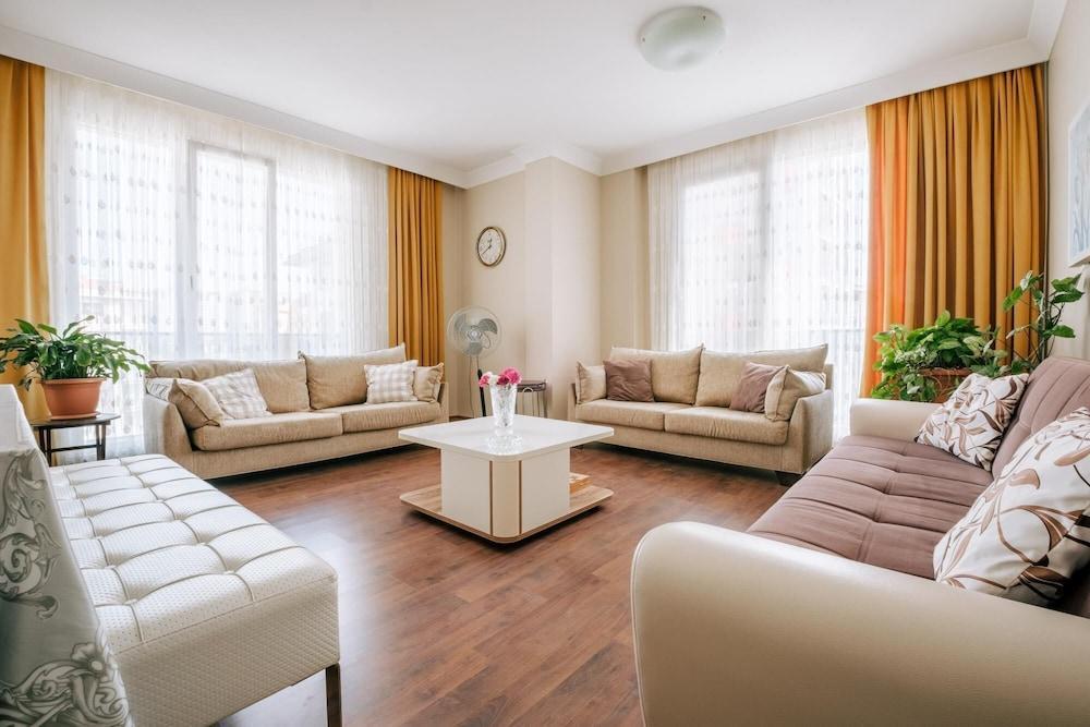 Lovely Flat w Balcony 10 min to Moda Coast - Tap to explore photos