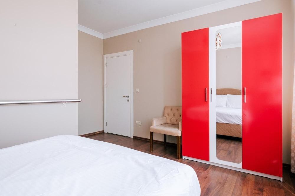Lovely Flat w Balcony 10 min to Moda Coast - Tap to explore photos