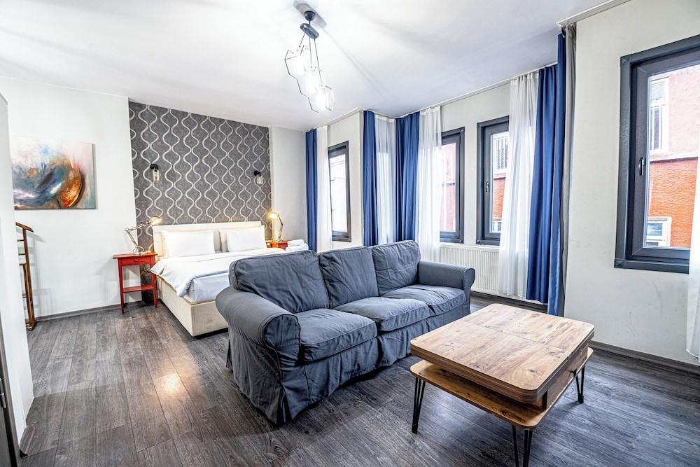 Room-luxury Historical Hotel Room in Sul