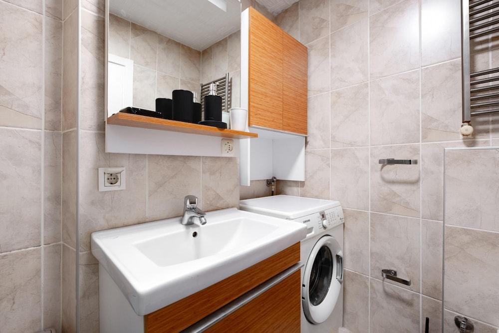Central Flat w Balcony 5 min to Ortakoy Square - Tap to explore photos