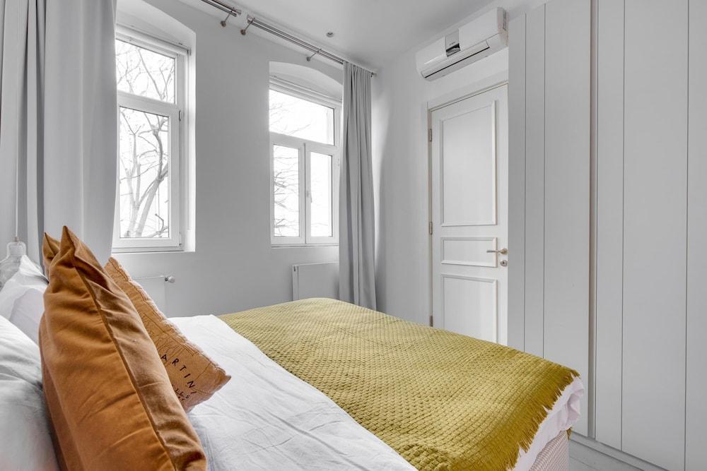 Historical Flat With Balcony Near Galata Tower - Tap to explore photos