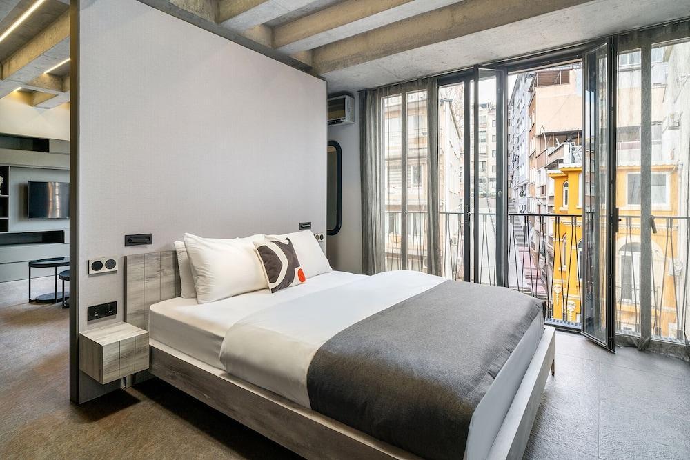 RA Apartments Room Type - Signature Apartment, 1 Queen Bed, Partial Sea View, Corner