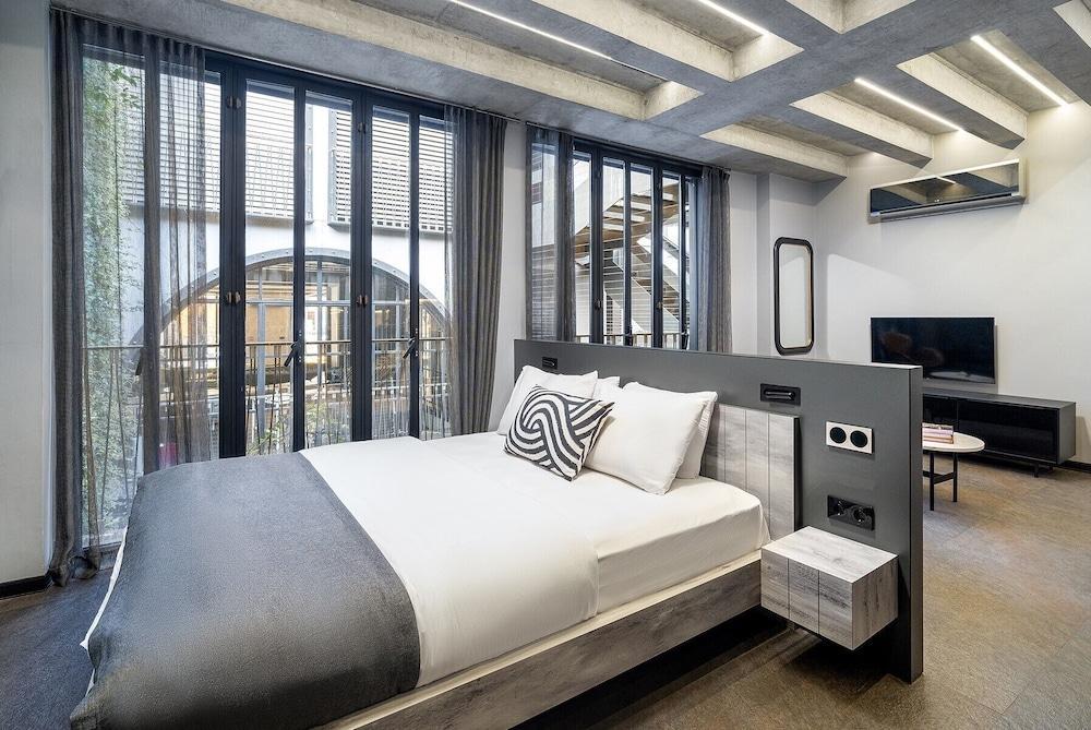 RA Apartments Room Type - Standard Apartment, 1 Queen Bed, Non Smoking, Courtyard View (1)