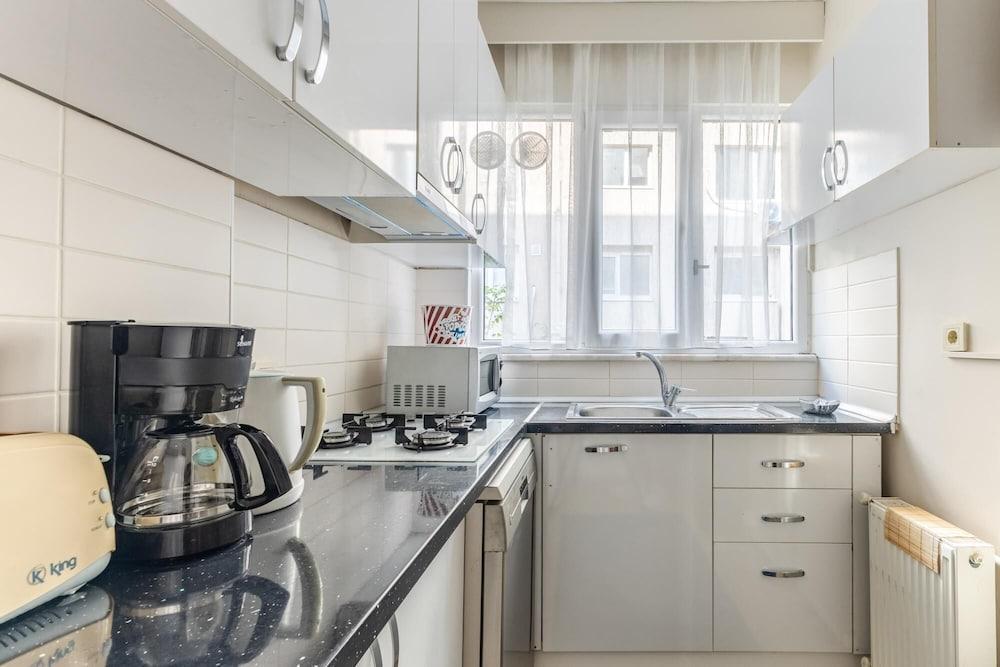 Spacious Flat w Balcony 3 min to Bagdat Ave - Tap to explore photos