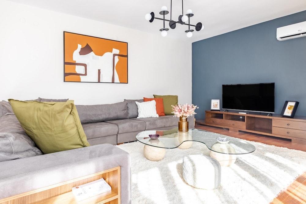 Spacious Flat w Balcony 3 min to Bagdat Ave - Tap to explore photos