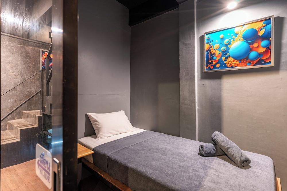 Black Panther Hostel Room Type - Basic Single Room