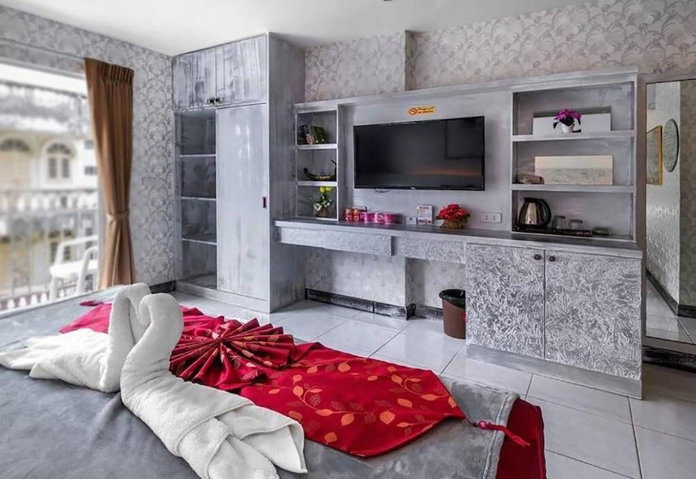 The Shades Hotel 50 meter Beach Front Room Type - Deluxe Room