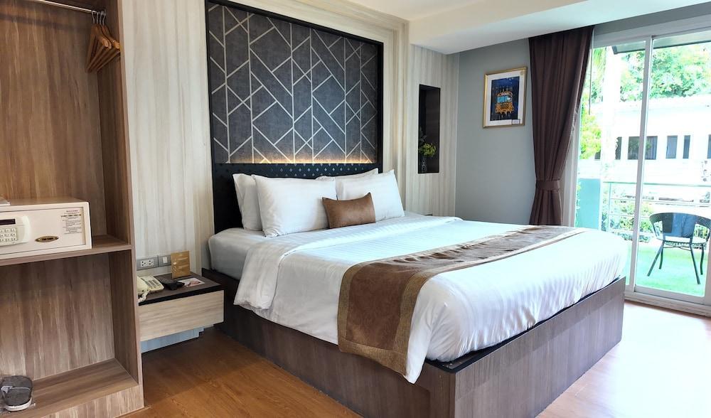 Aspira Suites Sukhumvit 20 Room Type - Premier Studio with Terrace