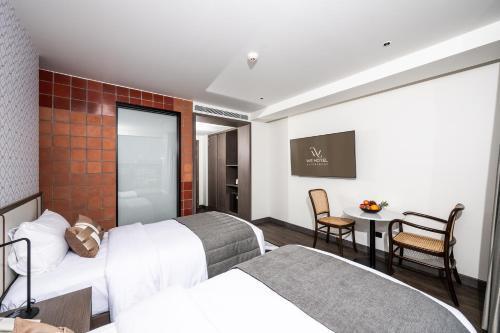 We Hotel Riverfront - Tap to explore photos