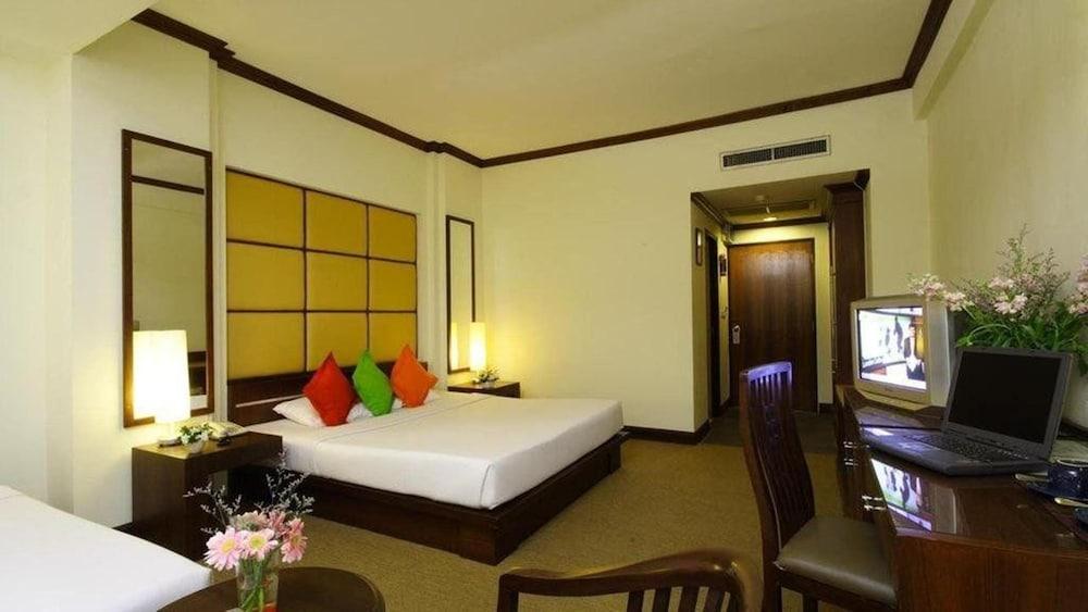 Business Inn Grand  By Bunk - Tap to explore photos